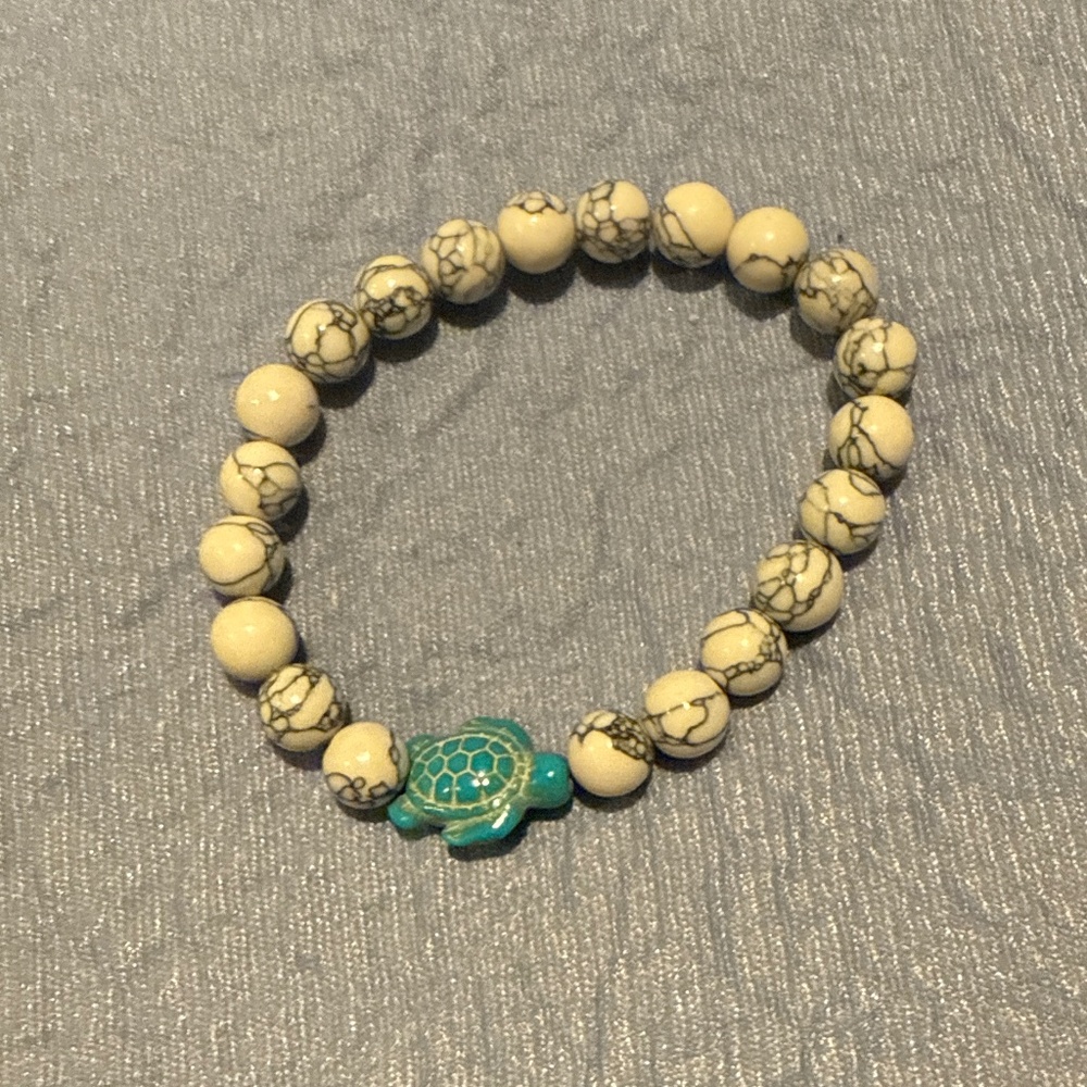 White with turquoise turtle beaded bracelet